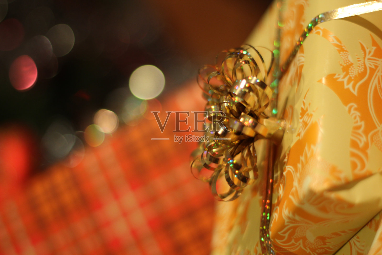 圣诞树下包装精美的礼物照片摄影图片