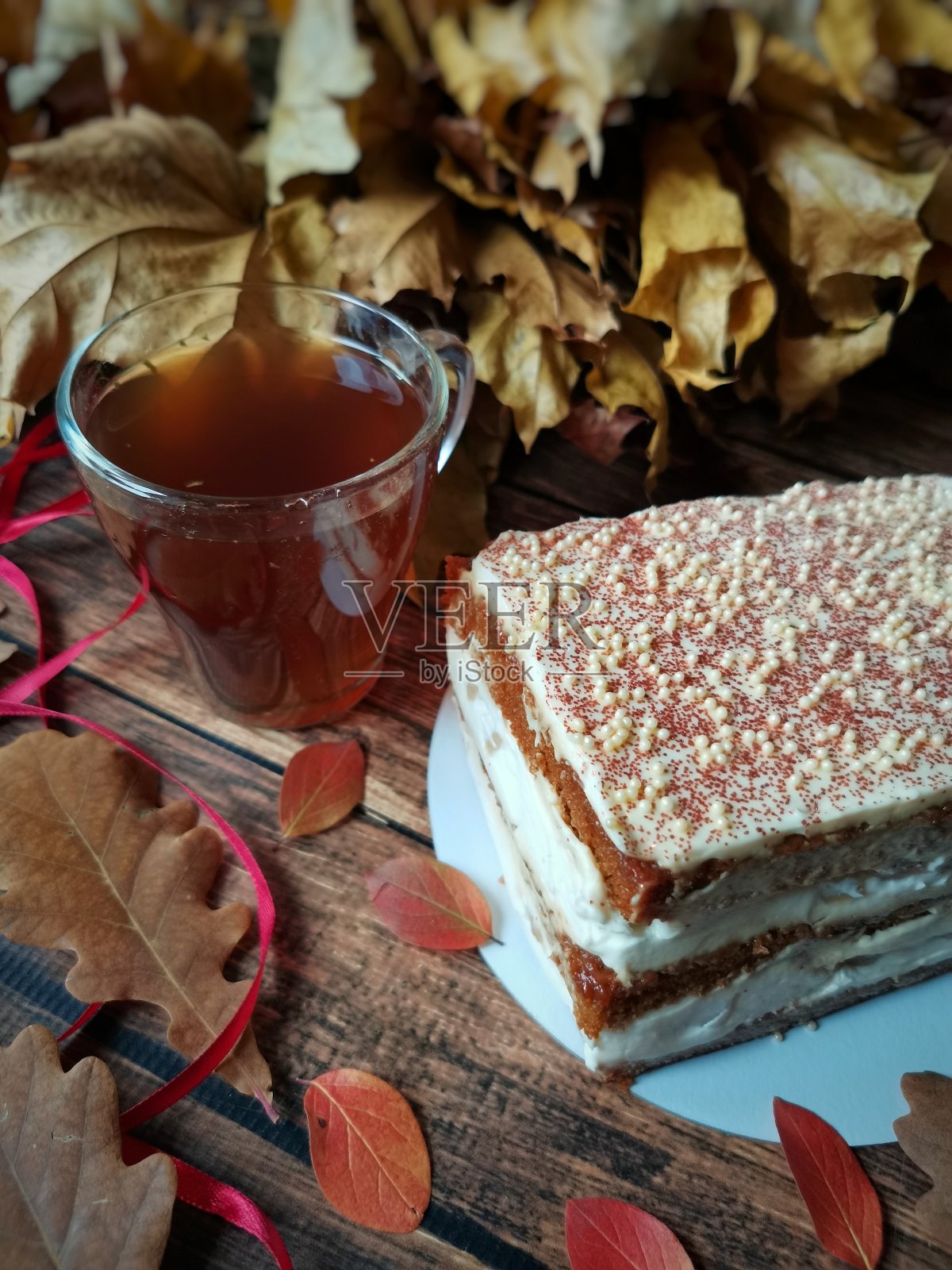 暖秋茶会配上美味的蛋糕照片摄影图片