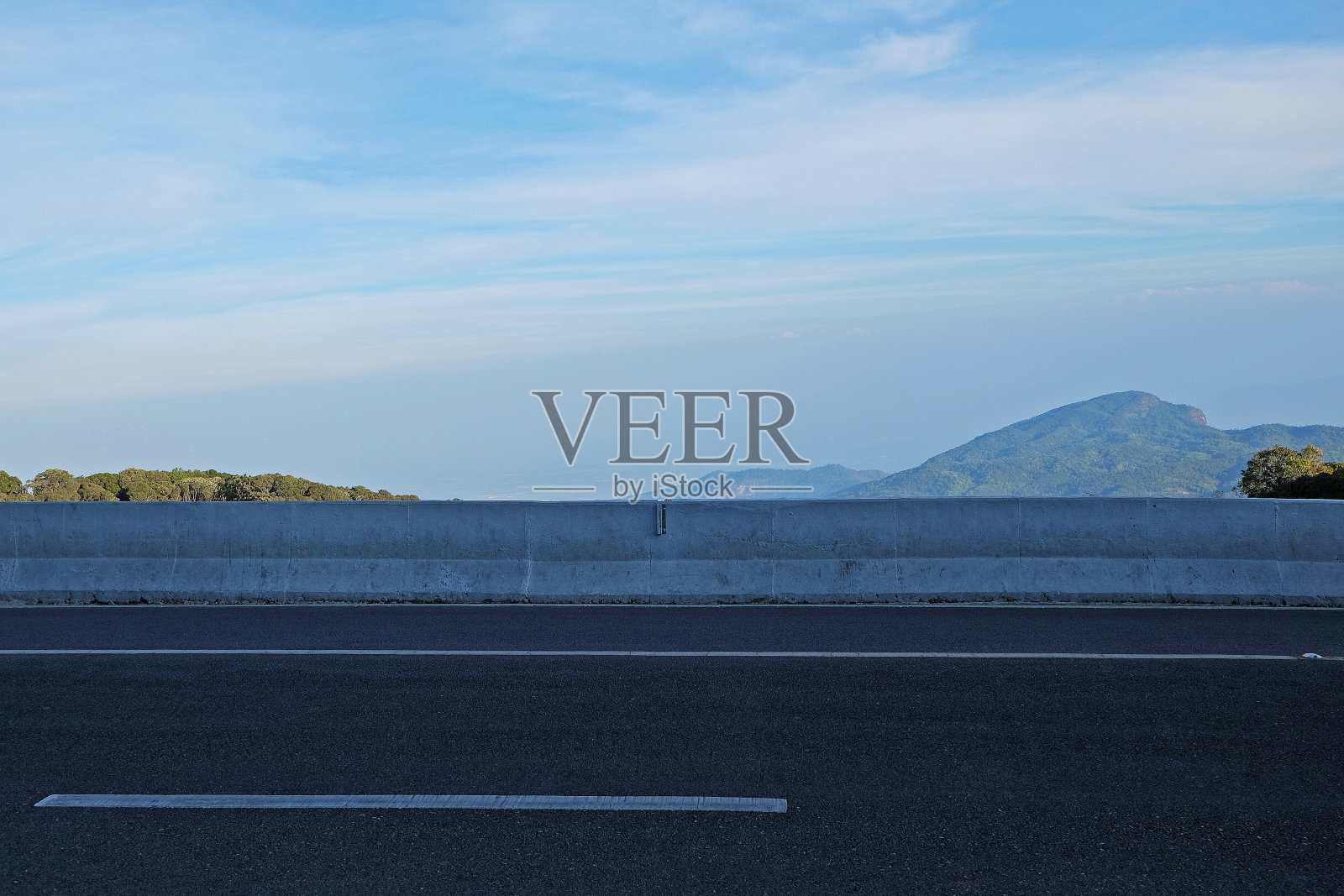 乡村公路，自然绿色山景照片摄影图片