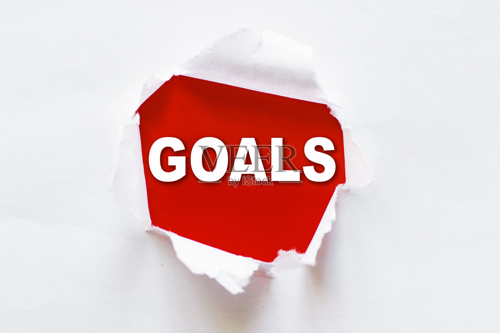 白色的撕破的纸，红色的背景和一个单词的目标照片摄影图片