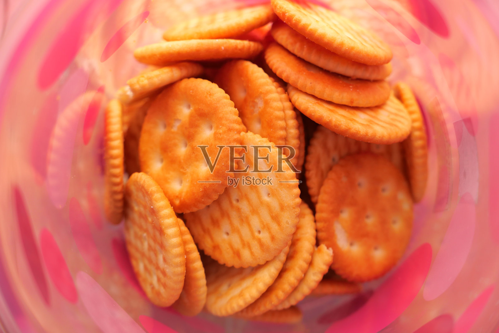 桌上的碗里装着自制饼干，俯视图照片摄影图片