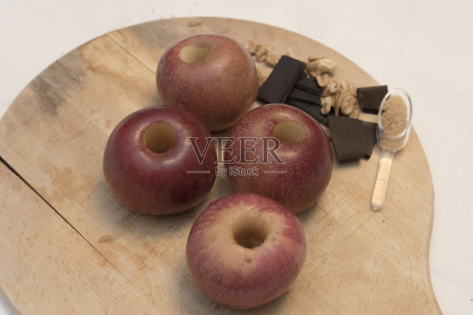 用烤箱烤意大利苹果，配上巧克力和坚果。照片摄影图片