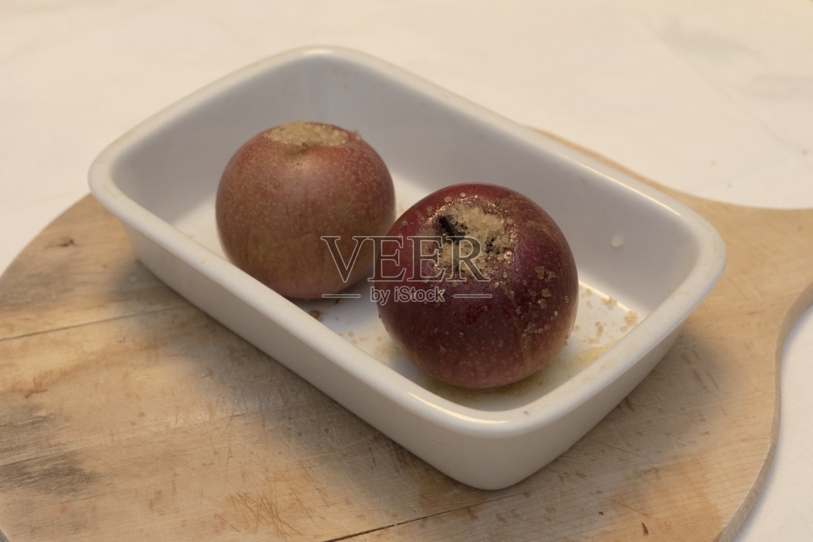 用烤箱烤意大利苹果，配上巧克力和坚果。照片摄影图片