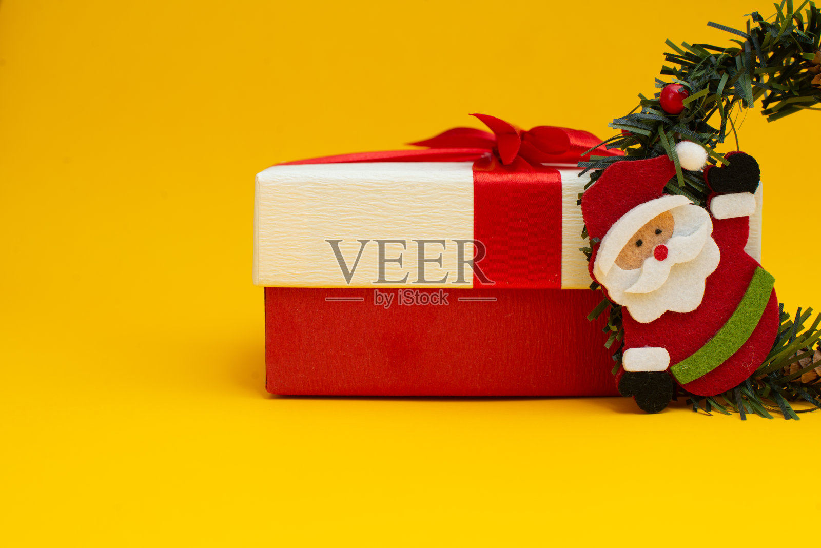 新年快乐圣诞节：圣诞老人与节日礼物，黄色背景，文本预留位照片摄影图片