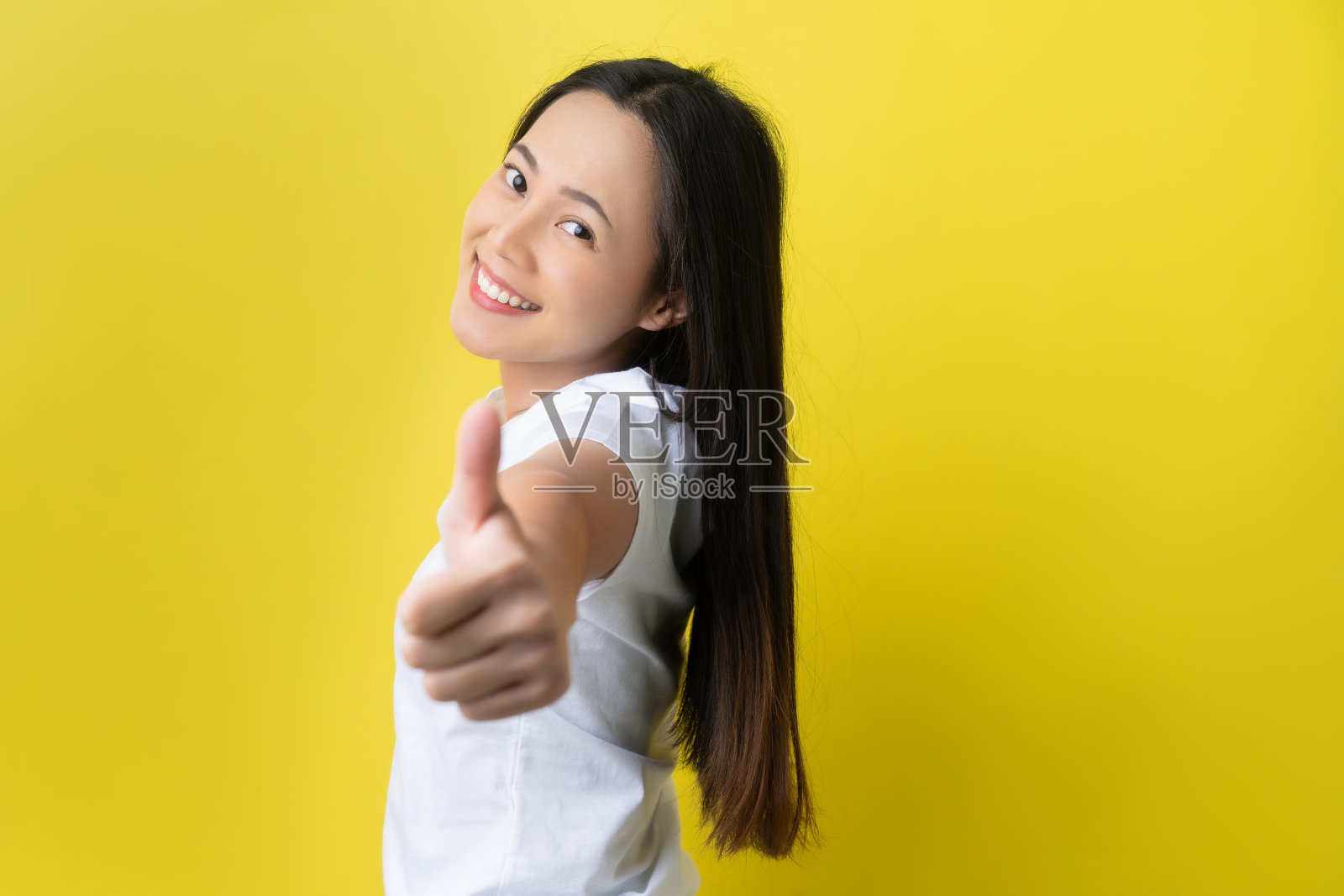 亚洲女性做出“喜欢”的姿态是很好的。照片摄影图片