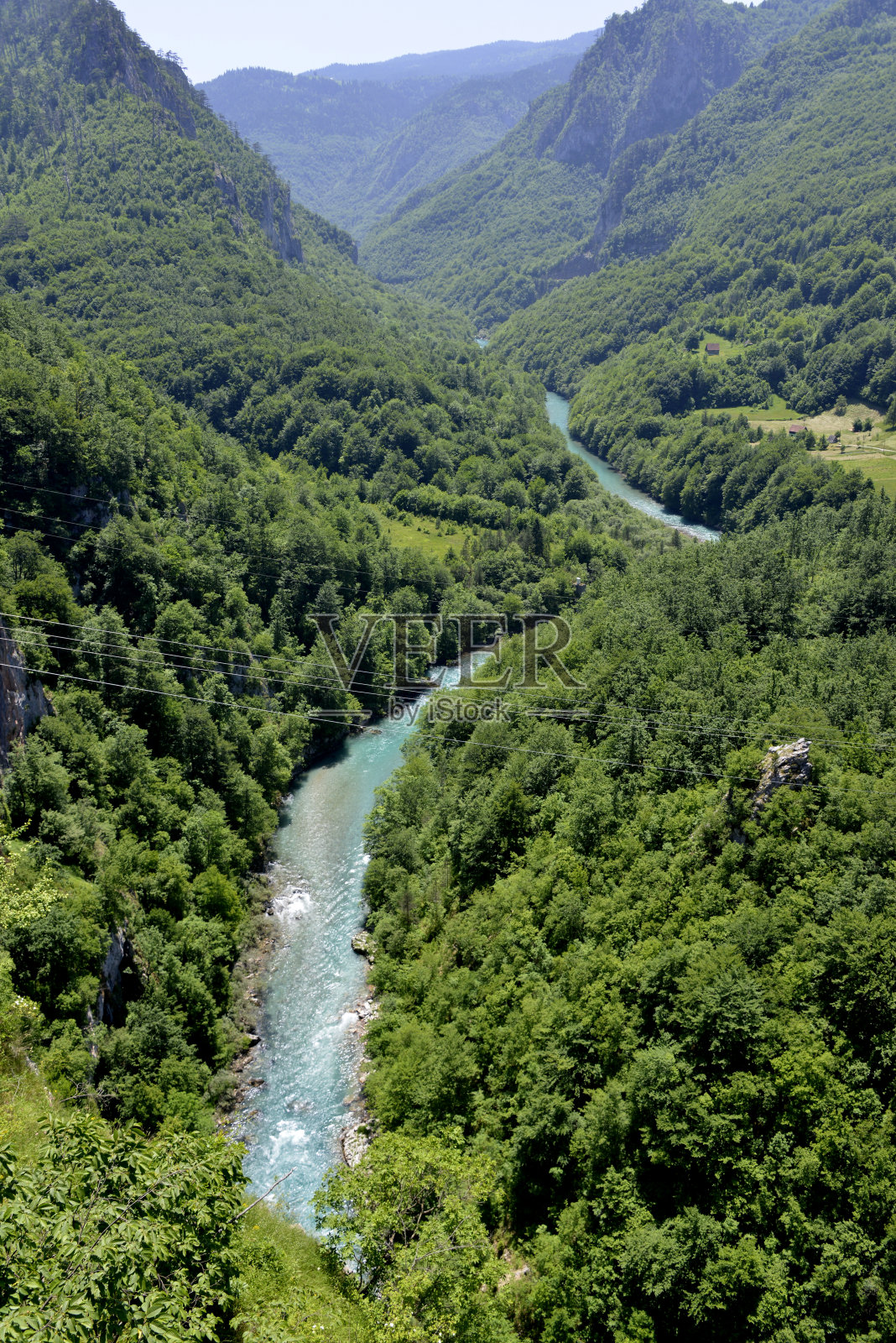 湍急的山河从陡峭的峡谷中流过照片摄影图片