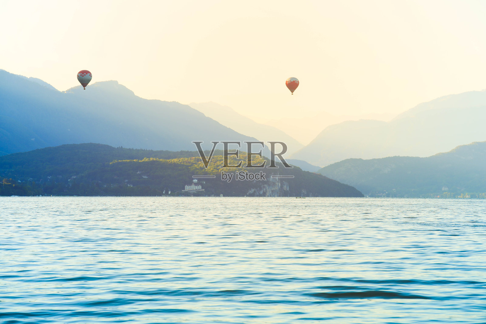 热气球飞过安纳西湖照片摄影图片