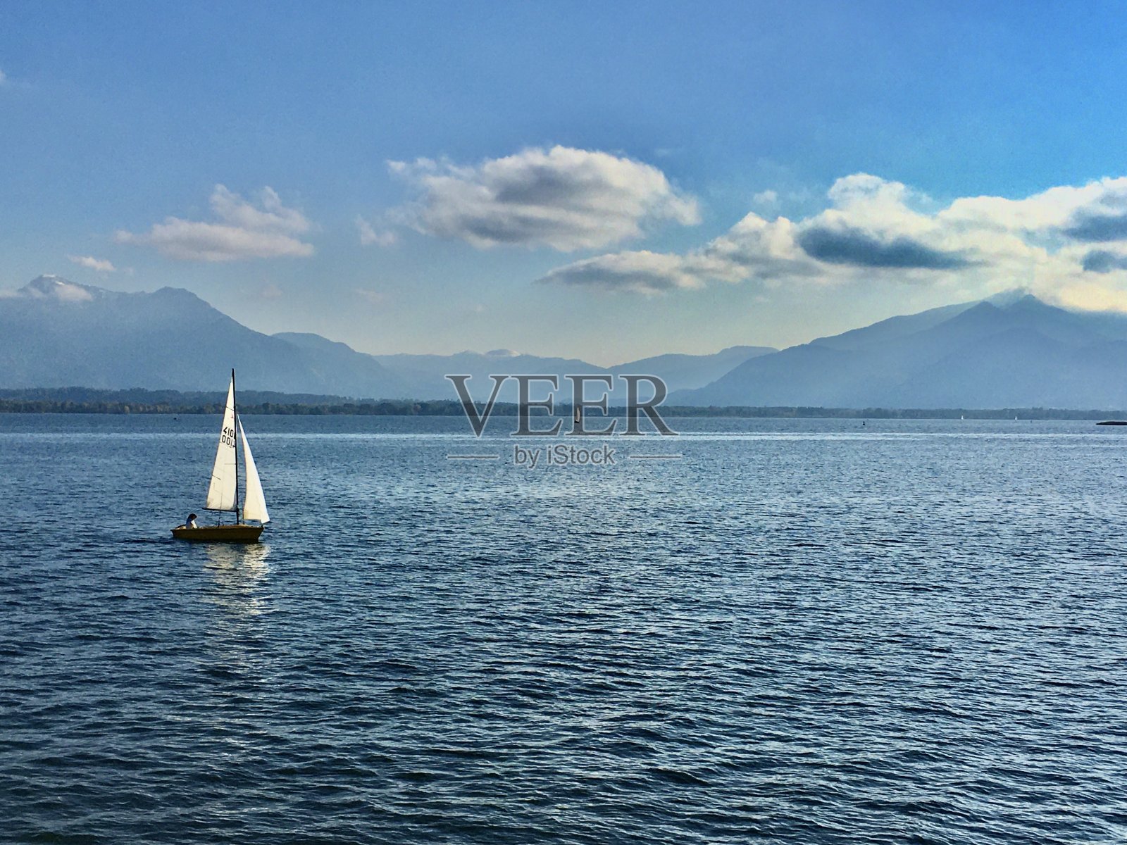 Chiemsee是德国巴伐利亚州靠近罗森海姆的一个淡水湖。它通常被称为“巴伐利亚海”。照片摄影图片