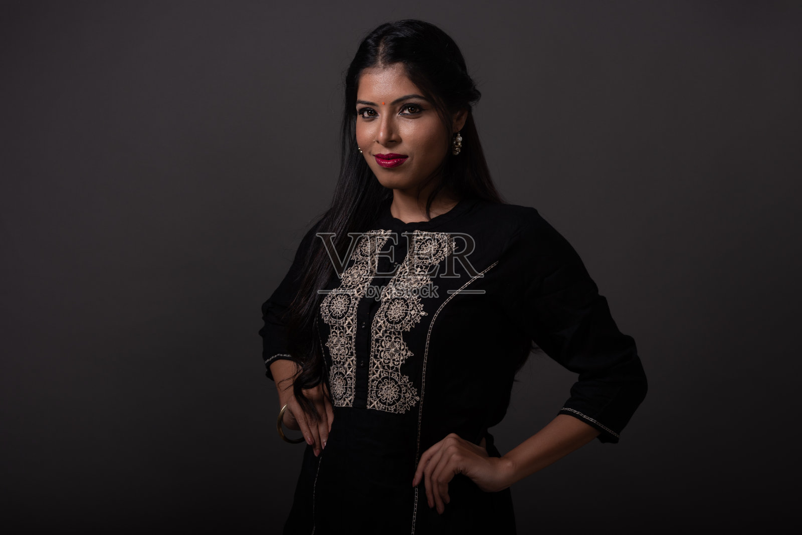 穿着印度传统服装的年轻印度妇女照片摄影图片