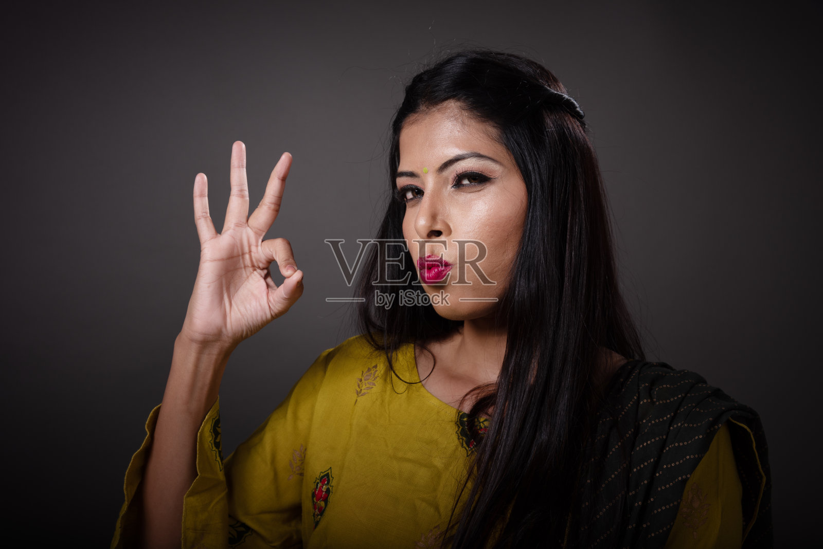 穿着印度传统服装的年轻印度妇女照片摄影图片