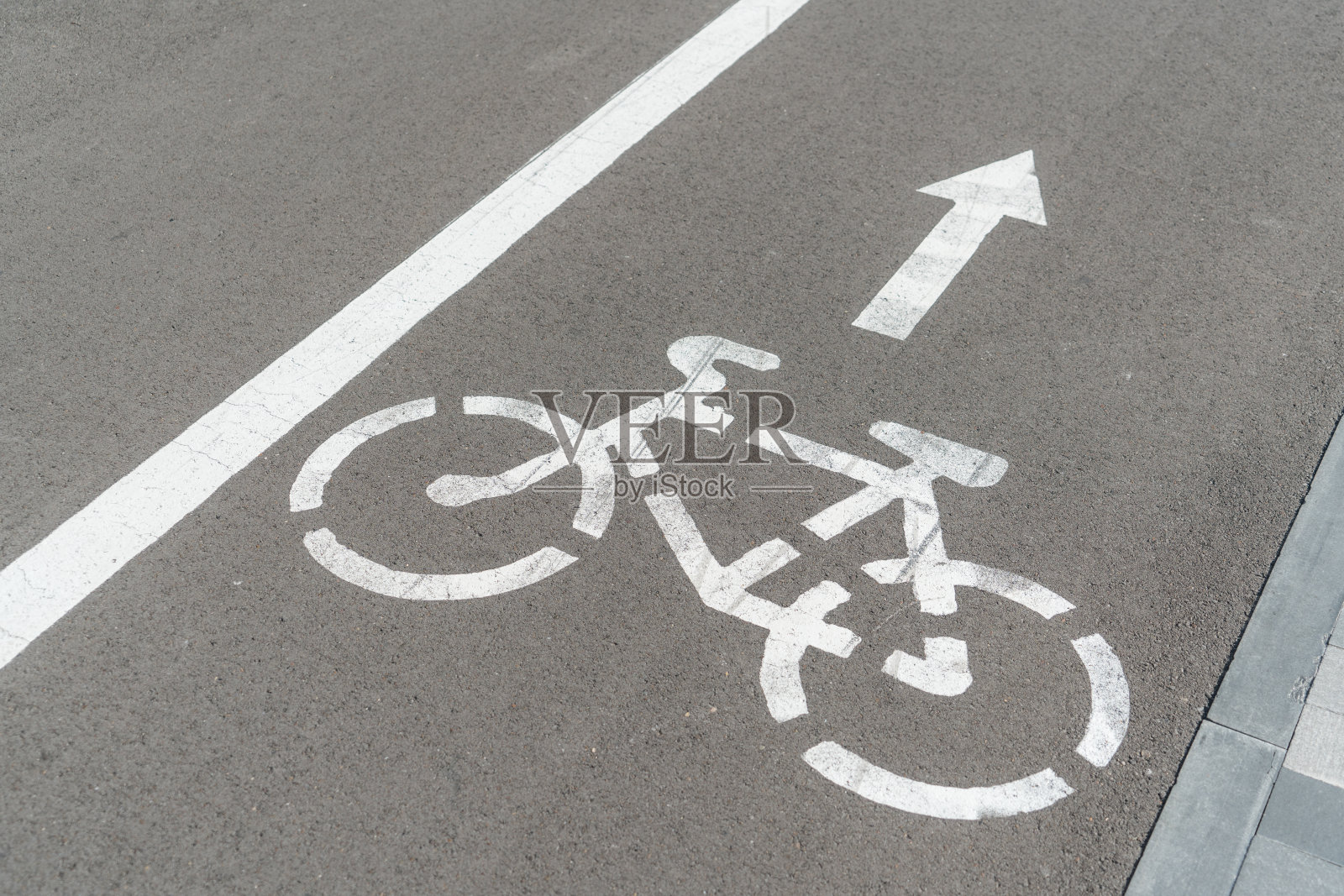 沥青上的自行车道标志照片摄影图片