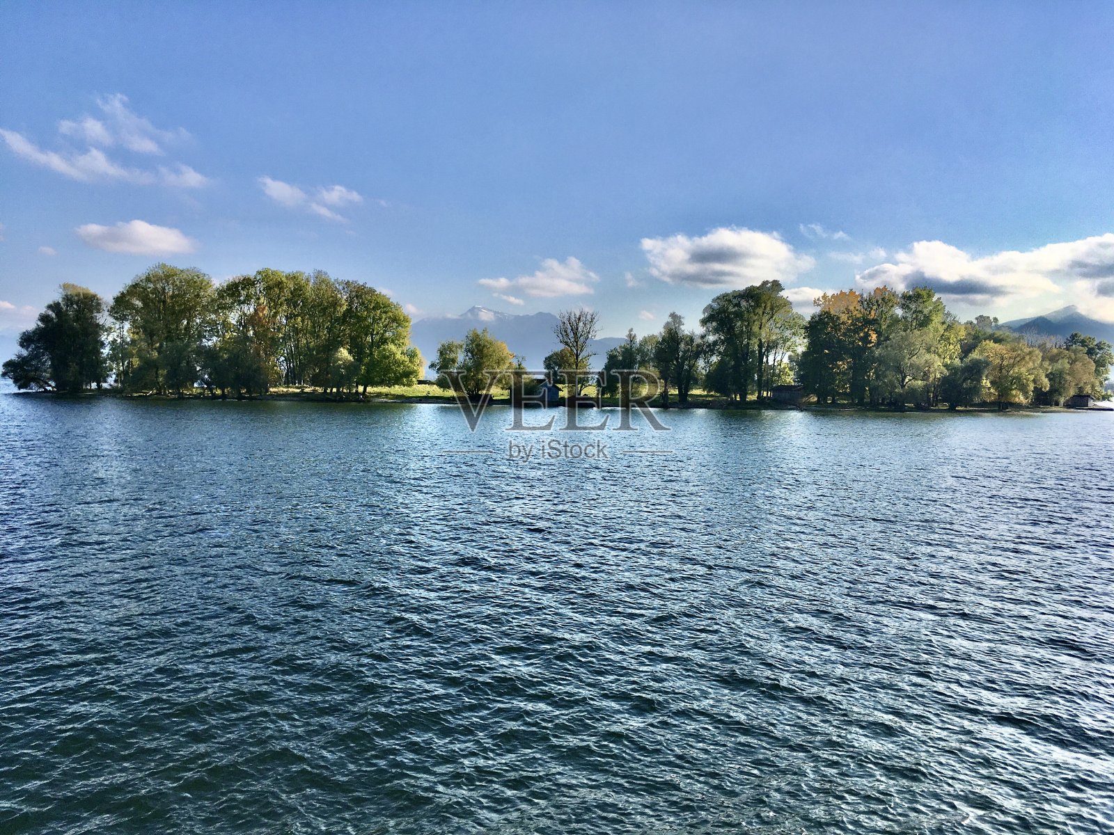 Frauenchiemsee岛(通常被称为Fraueninsel)是德国Chiemsee三个岛屿中的第二大岛屿。它属于Rosenheim上巴伐利亚区Chiemsee市照片摄影图片