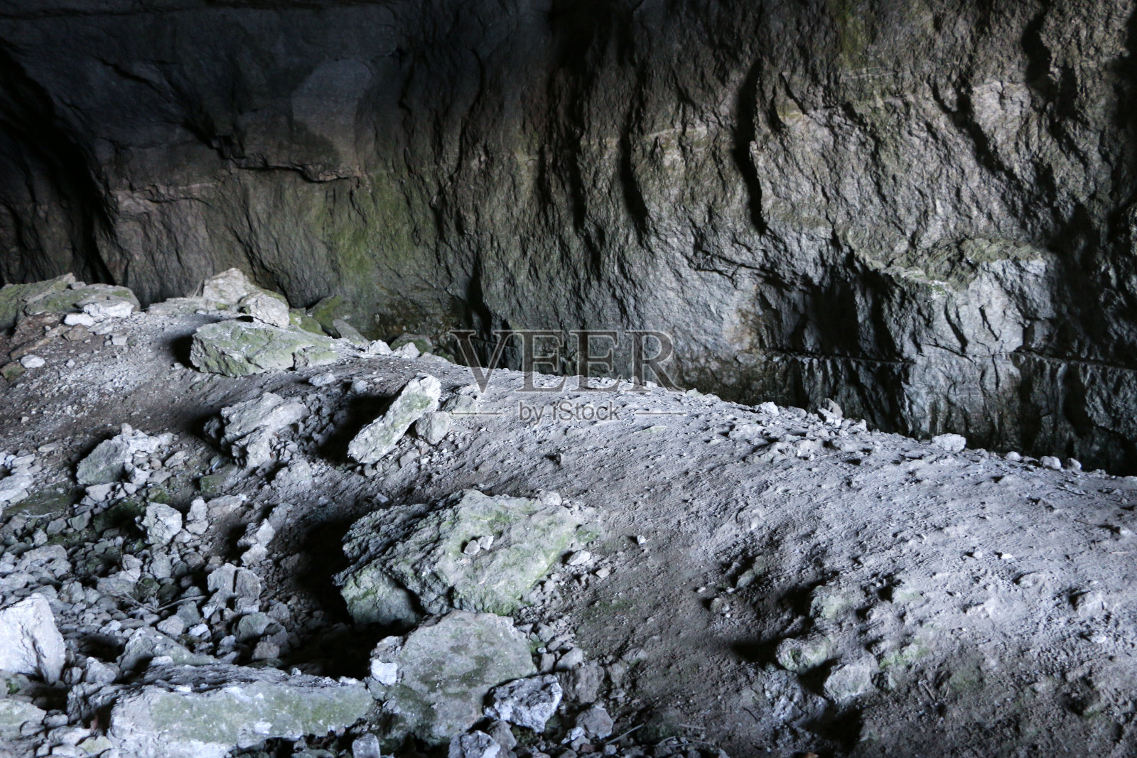 旧废弃的坑道、坑洞，用于提取和处理天然石洞和石膏洞。黑暗怪异的石头，石英隧道在地下深处。各种岩石，地质和洞穴研究。照片摄影图片