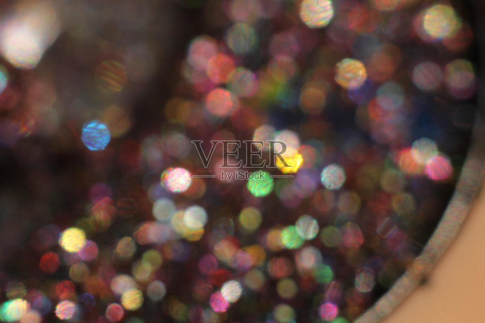 抽象闪烁的灯光背景。金色，蓝色，红色，粉色和黑色。de集中照片摄影图片