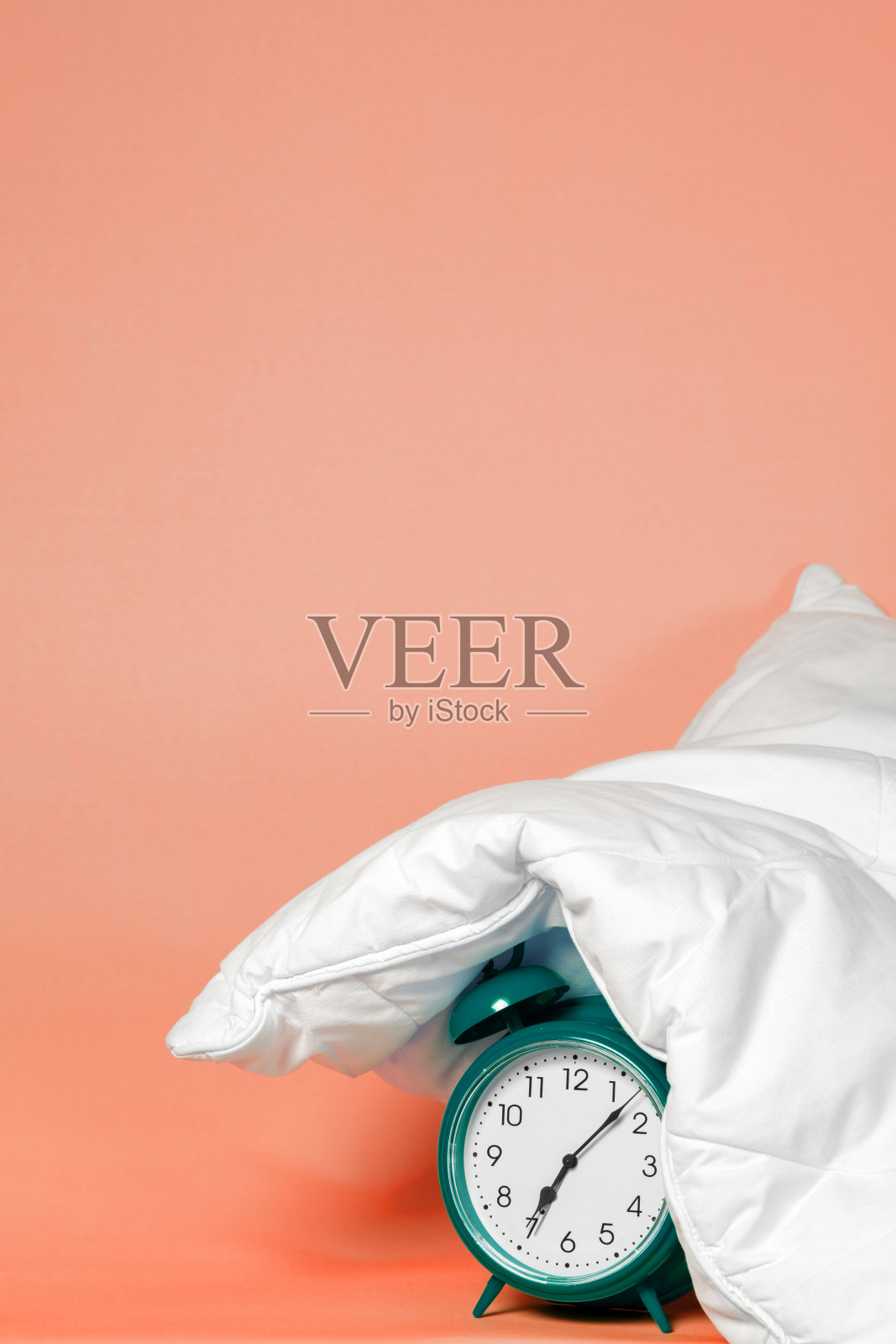 枕头下的闹钟-不想醒来的概念照片摄影图片