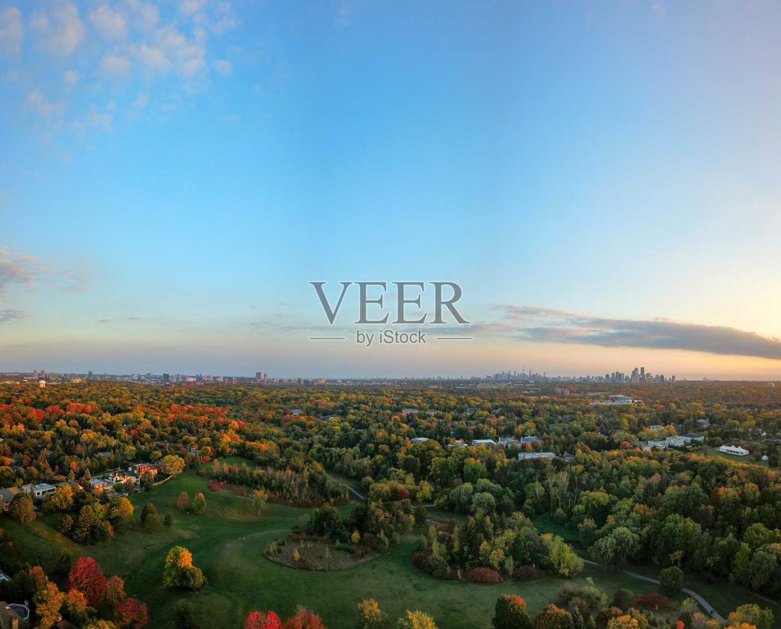 秋天多伦多市中心的鸟瞰图照片摄影图片