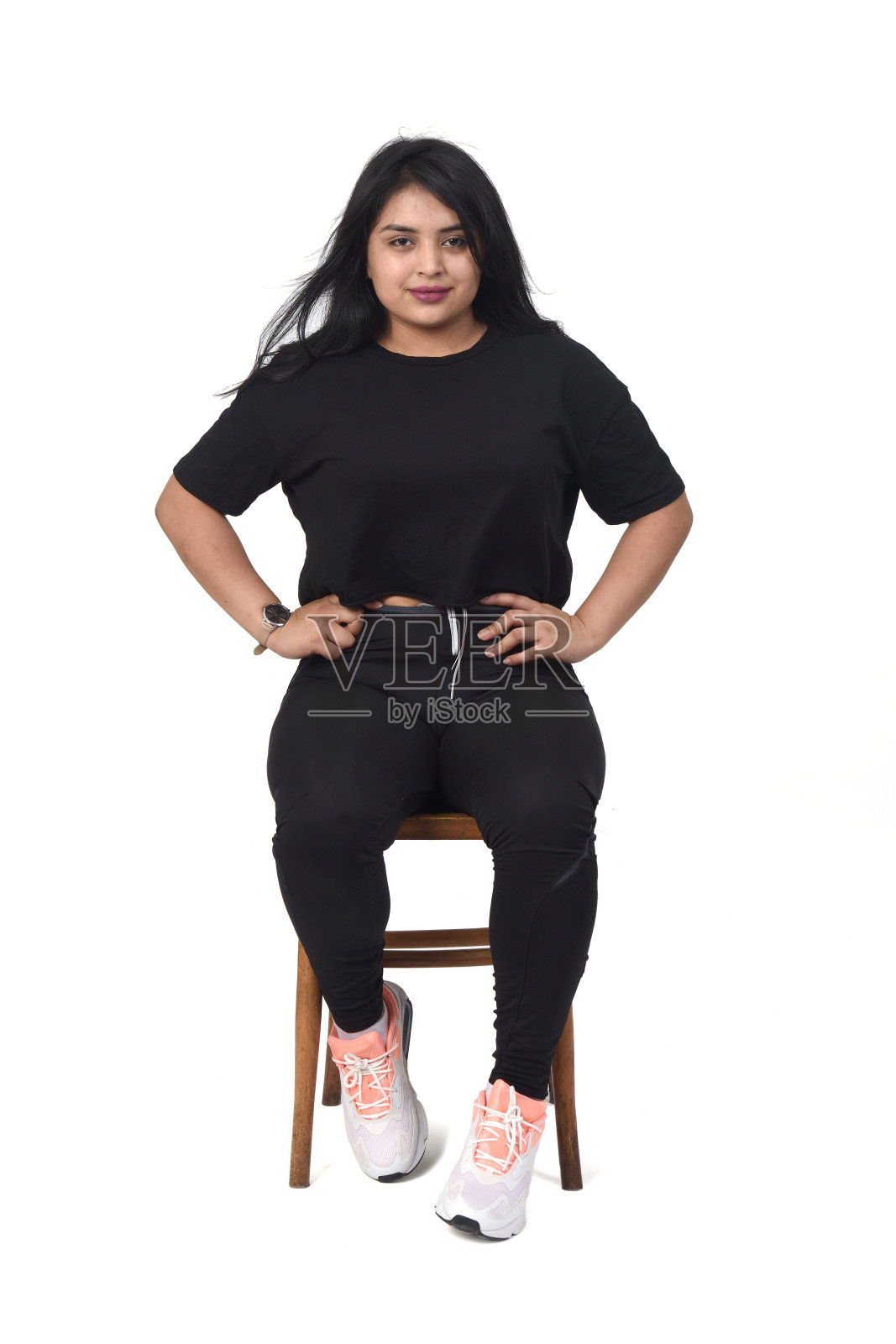 白色背景上的拉丁妇女肖像照片摄影图片