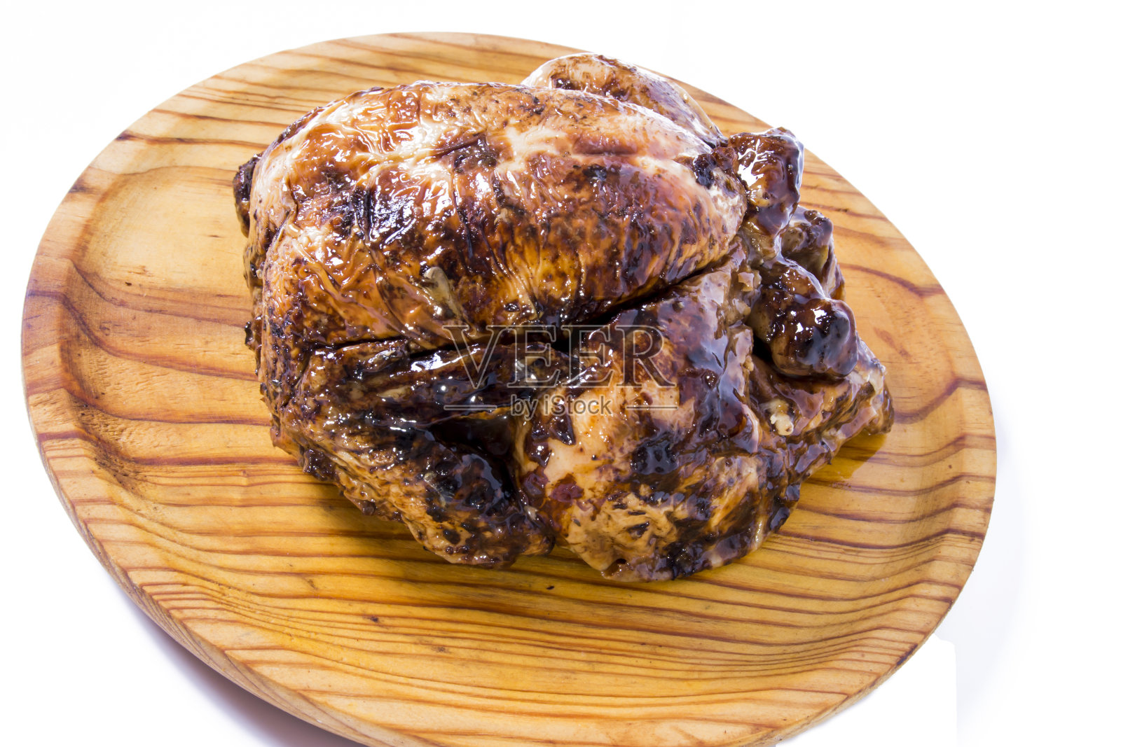 白底木托盘上的烤鸡照片摄影图片