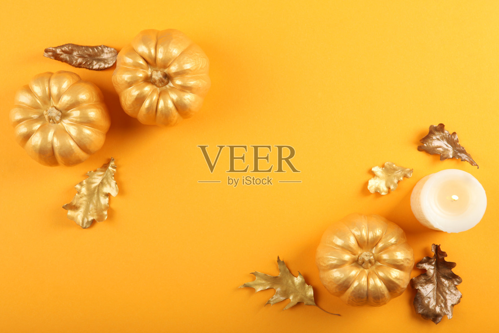 美丽时尚的秋天背景与金色的叶子和南瓜顶视图与地方的文字照片摄影图片