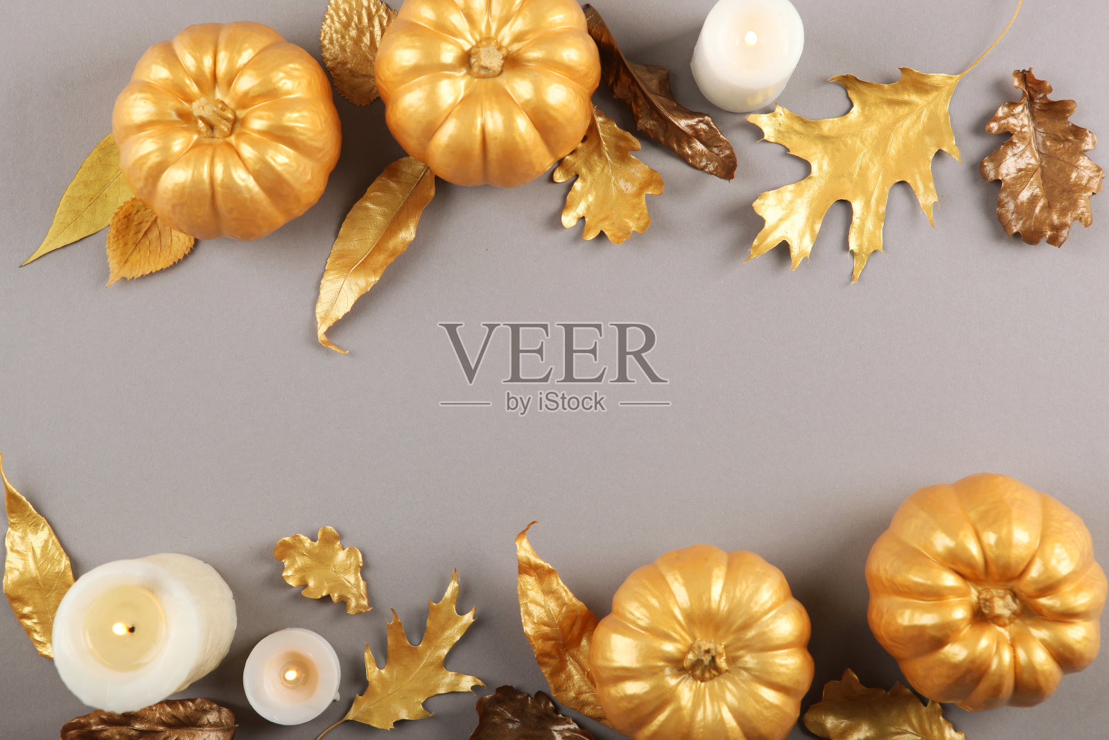 美丽时尚的秋天背景与金色的叶子和南瓜顶视图与地方的文字照片摄影图片