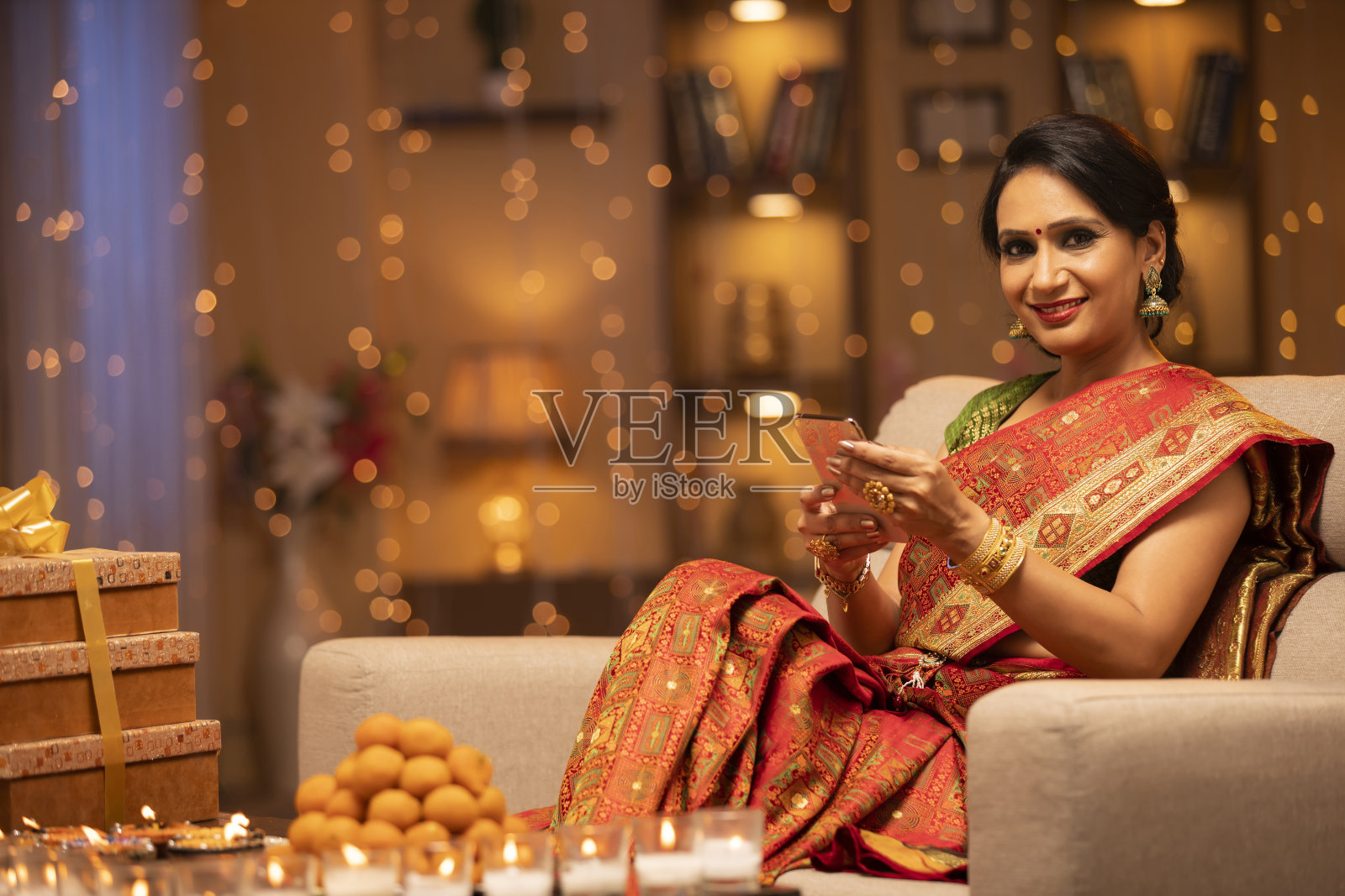 年轻女子庆祝排灯节-股票照片照片摄影图片