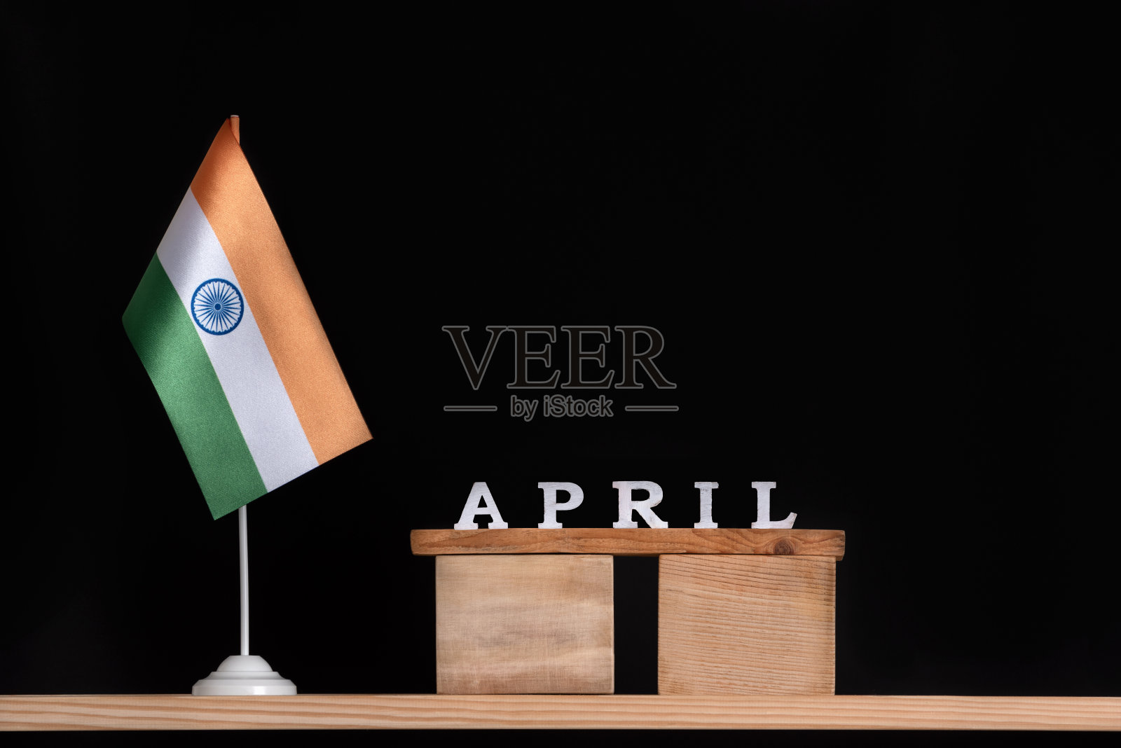 木制的四月日历与印度国旗在黑色的背景。4月的印度假期照片摄影图片