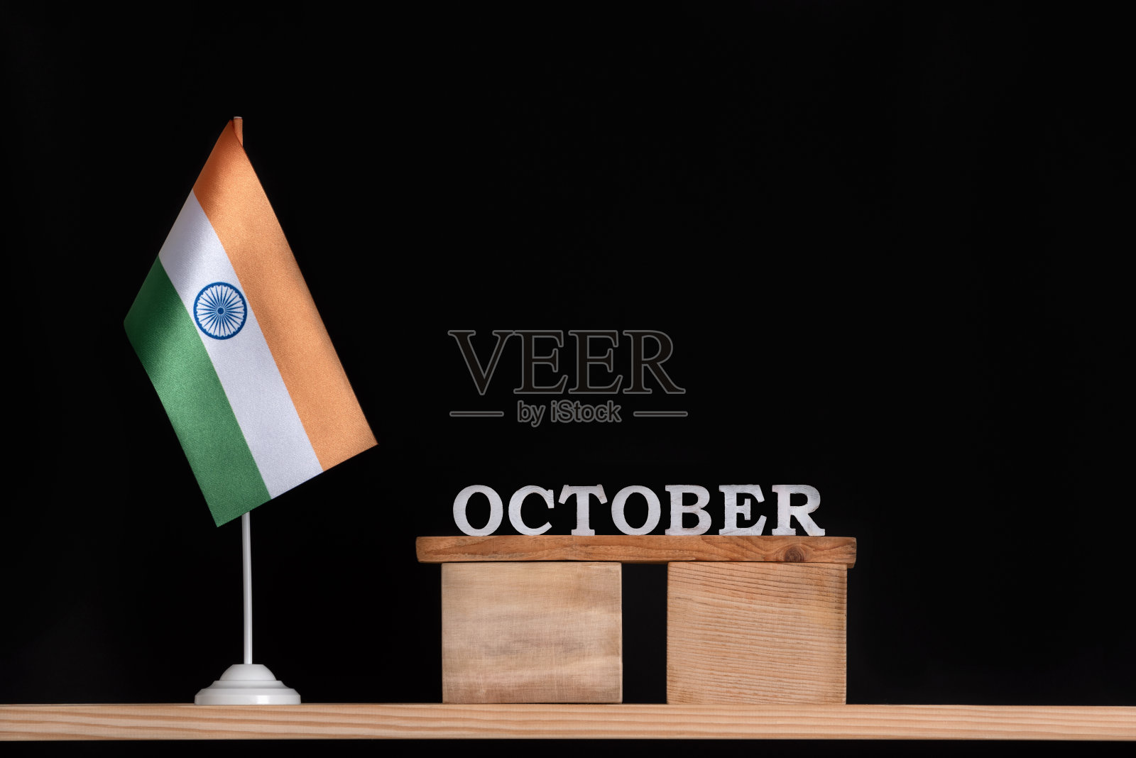 木制的十月日历与印度国旗在黑色的背景。10月的印度假期照片摄影图片
