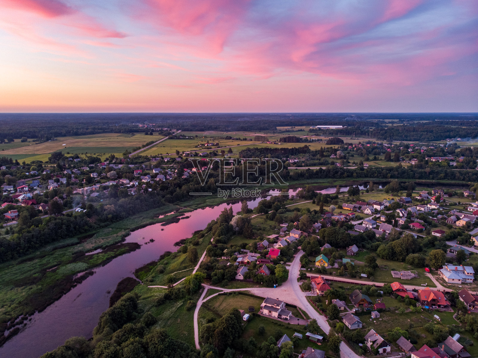 区域乡村日落与河文塔照片摄影图片