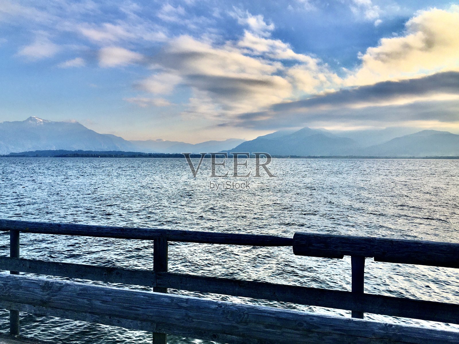 Frauenchiemsee岛(通常被称为Fraueninsel)是德国Chiemsee三个岛屿中的第二大岛屿。照片摄影图片