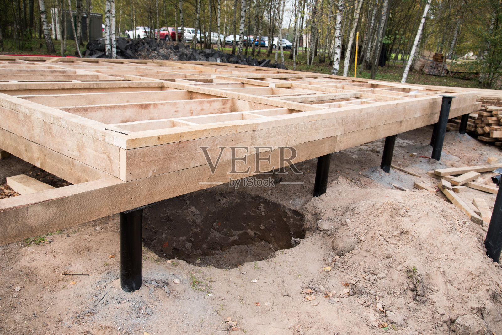 建筑工地。木屋木屋的基础施工桩。照片摄影图片