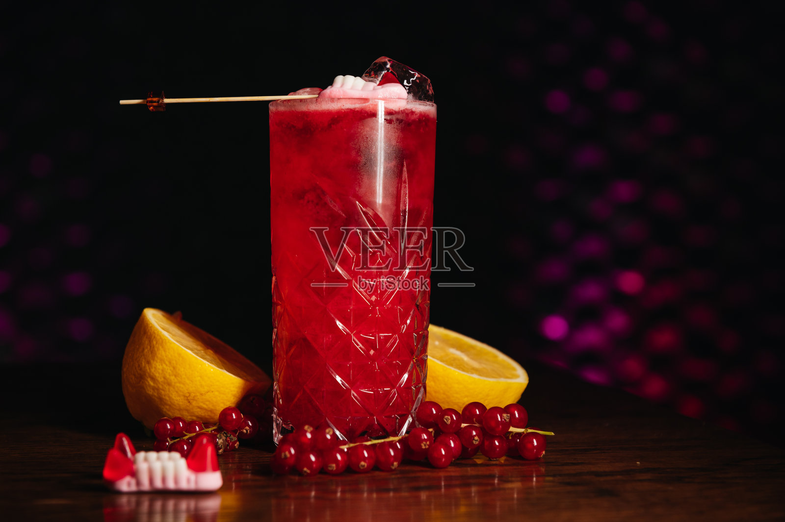 万圣节水果鸡尾酒与柠檬，红醋栗在餐厅的桌子上照片摄影图片