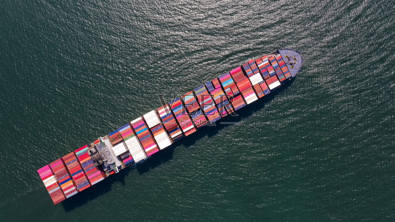 集装箱、集装箱船的进出口业务和物流。用起重机将货物运到港口。国际水路运输。鸟瞰图和俯视图。照片摄影图片