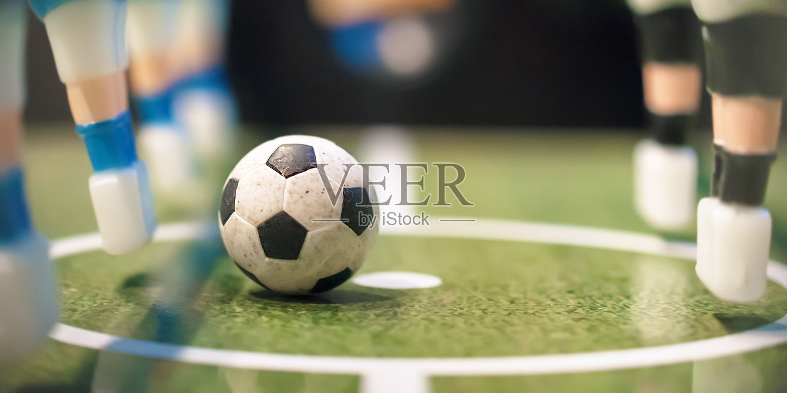 黑色和白色的足球桌上足球游戏桌上锅照片摄影图片