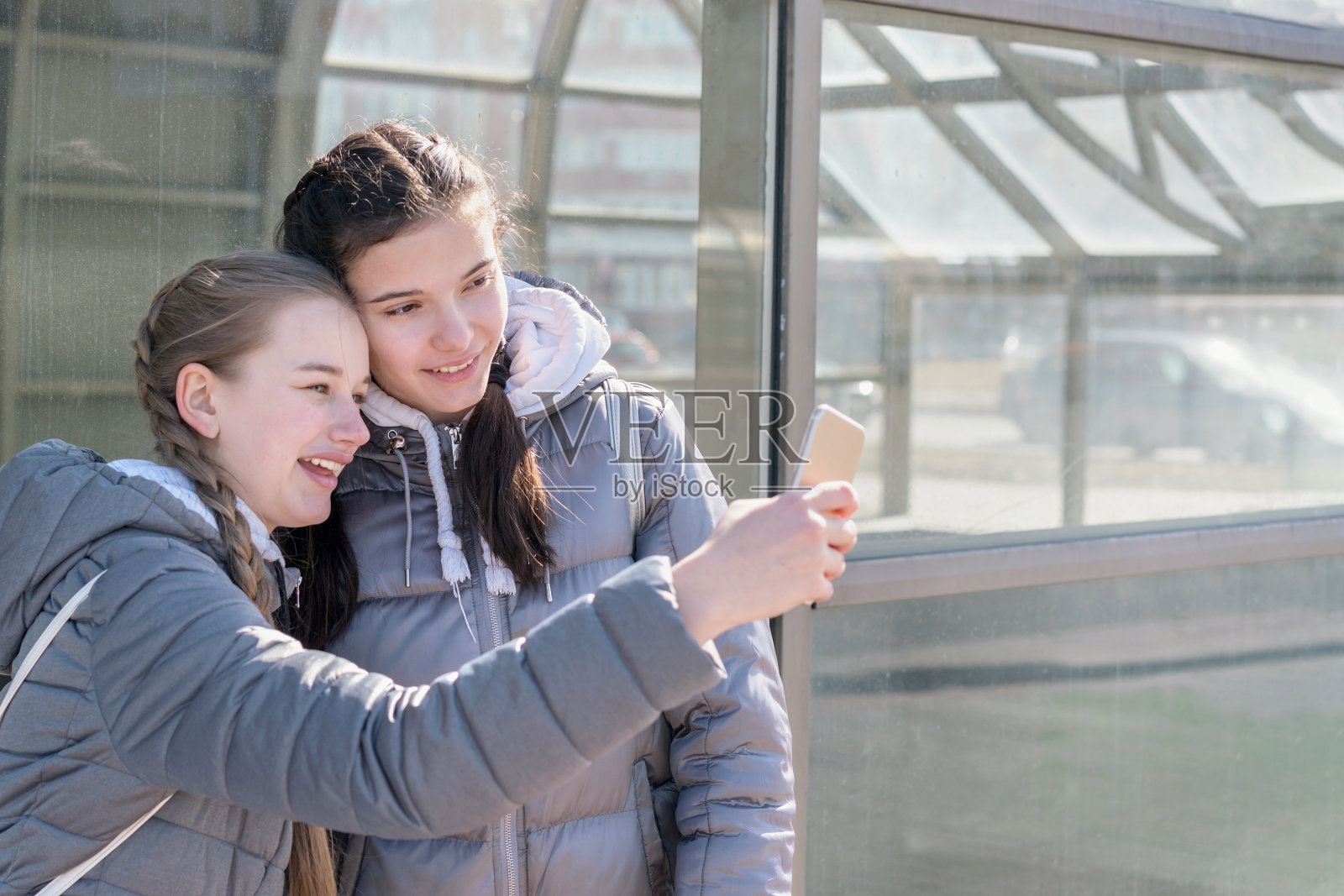 女朋友在城市街道上用智能手机自拍照片摄影图片