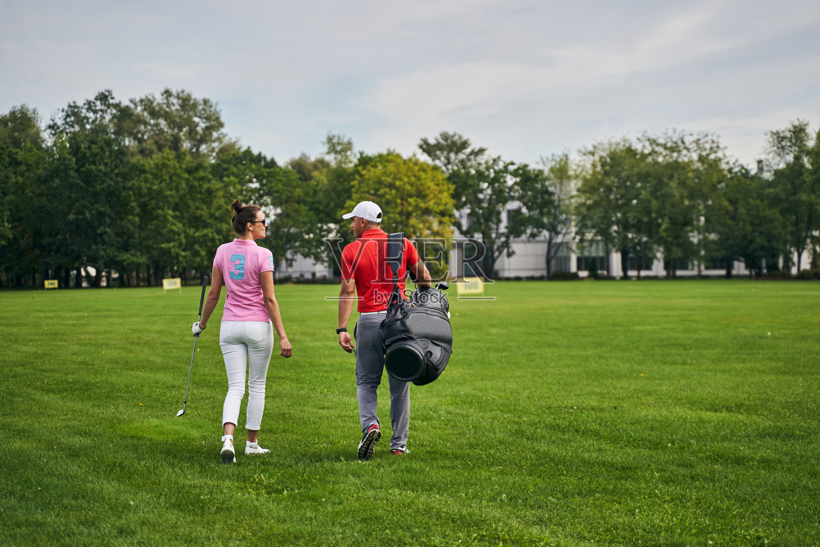 高尔夫女士和她的教练相视而笑照片摄影图片