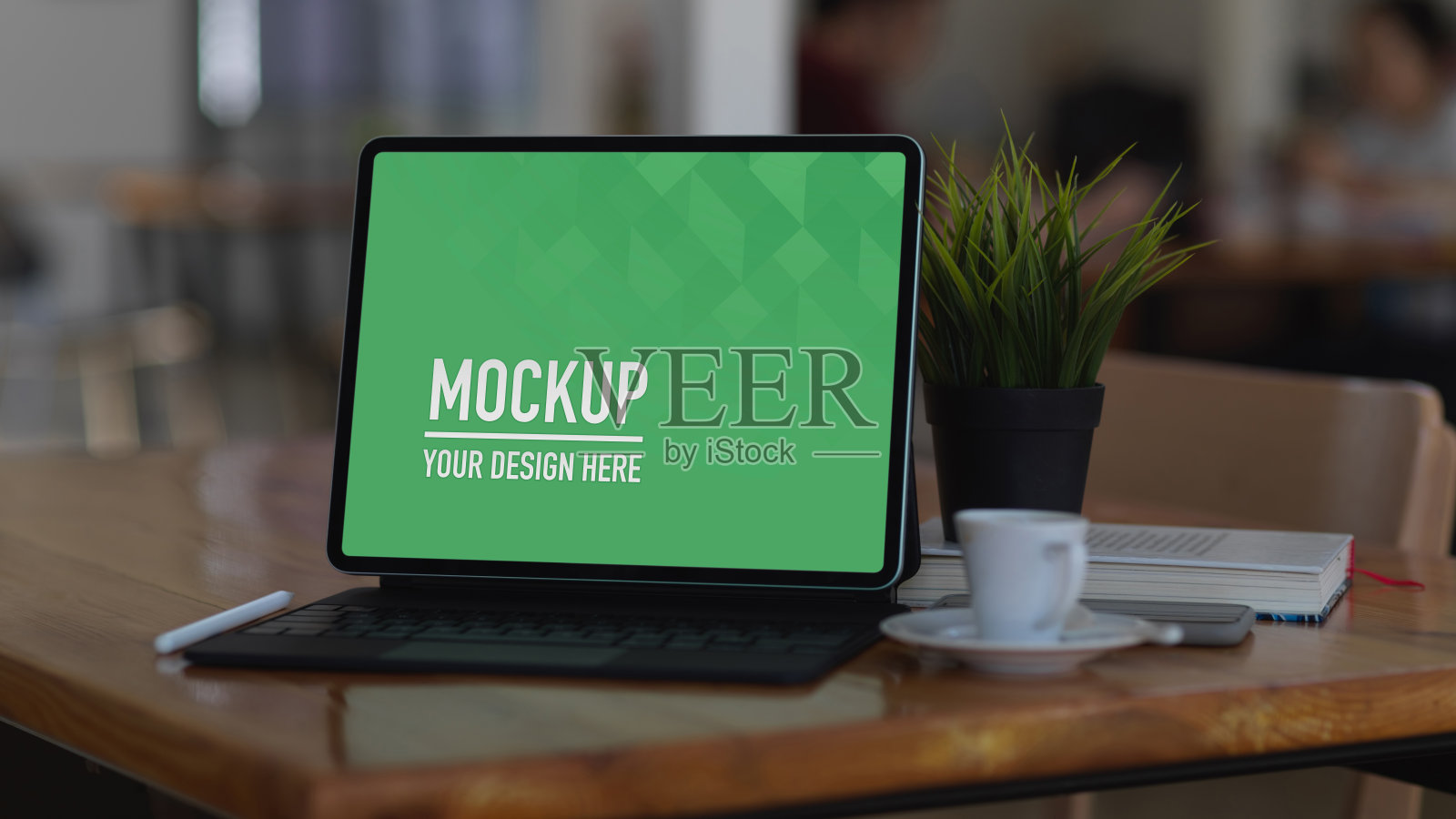 在家庭办公室内，在木桌上放置数码平板电脑照片摄影图片