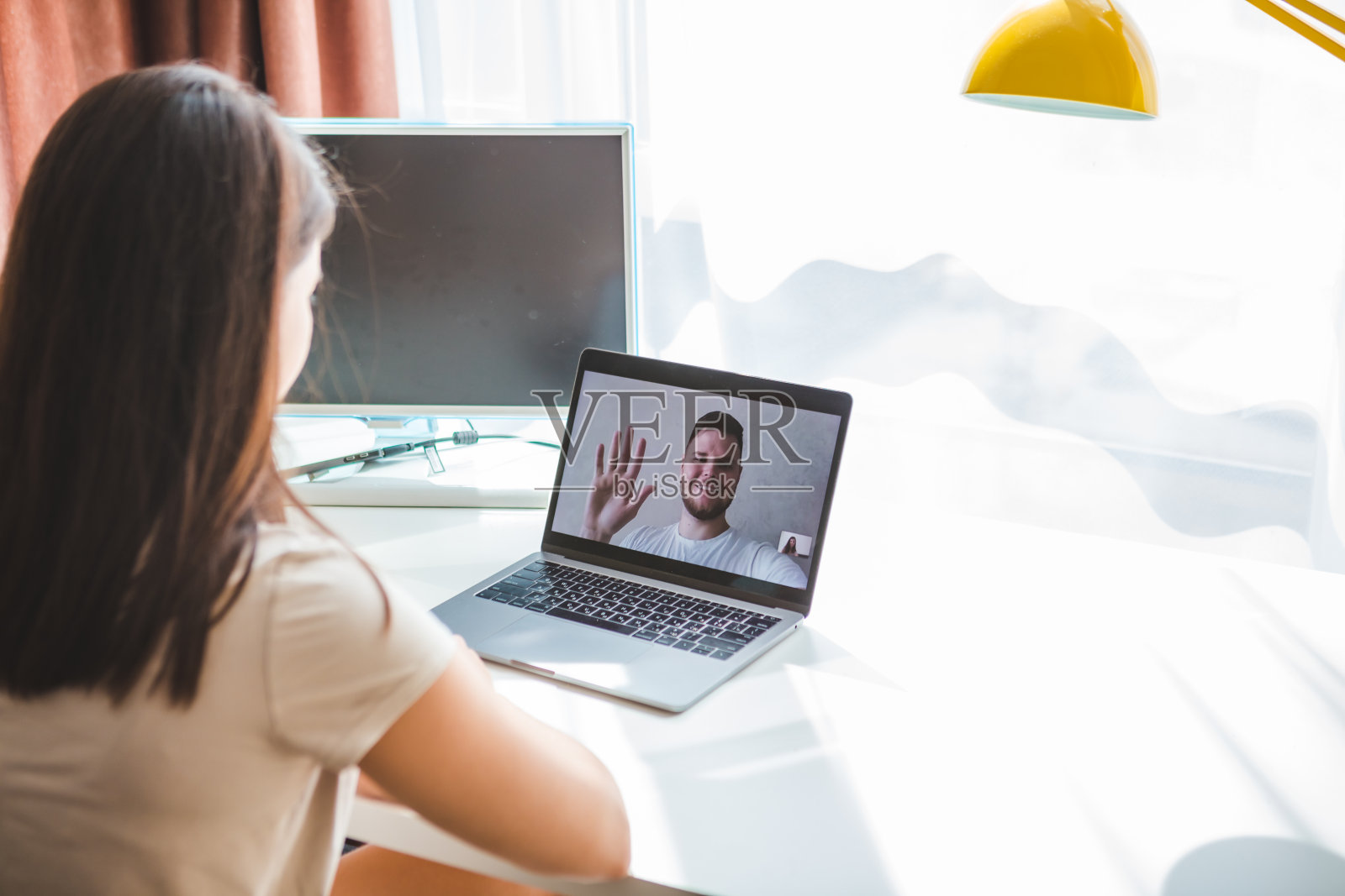 男人和女人通过视频聊天。网上交友。照片摄影图片