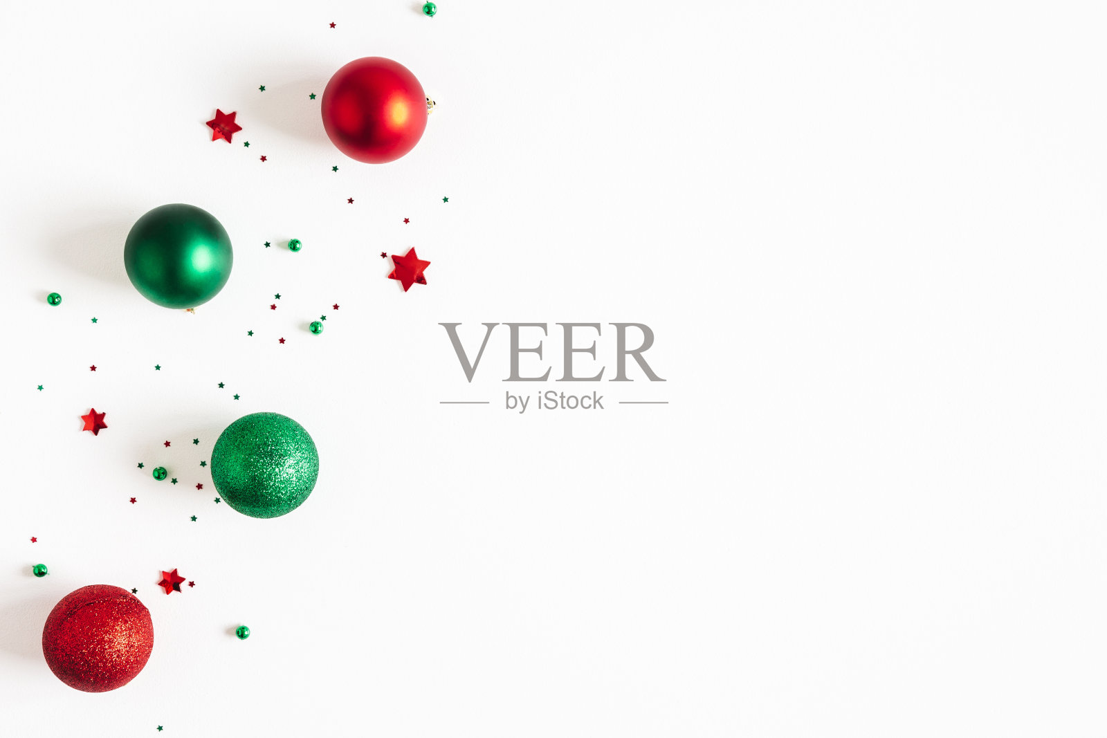 圣诞组成。白色背景上的红色和绿色装饰。圣诞节，冬天，新年的概念。平铺，俯视图，拷贝空间照片摄影图片