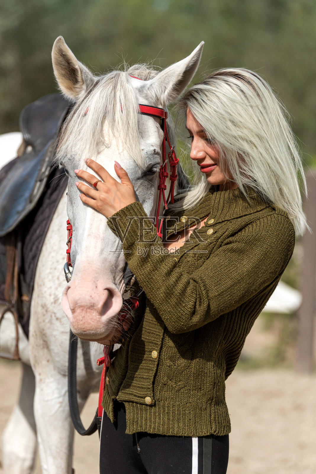 一个美丽的女人和她的马的特写肖像照片摄影图片
