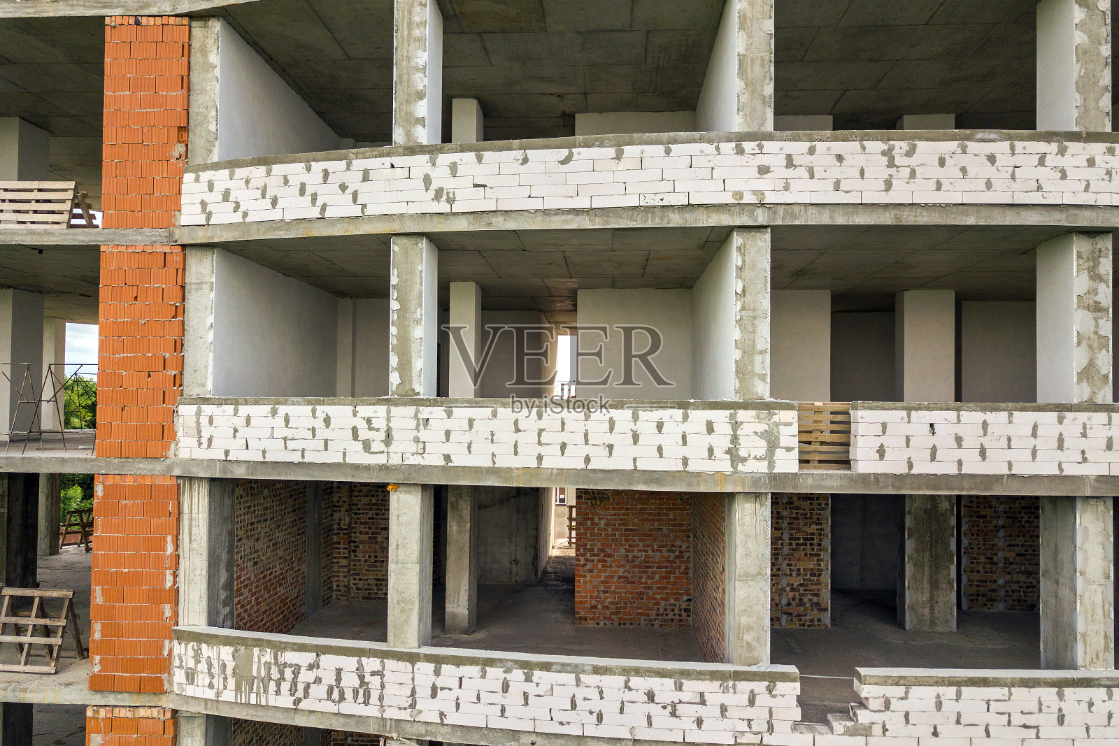 在建的新公寓楼外墙，有许多窗户和平坦的房间照片摄影图片