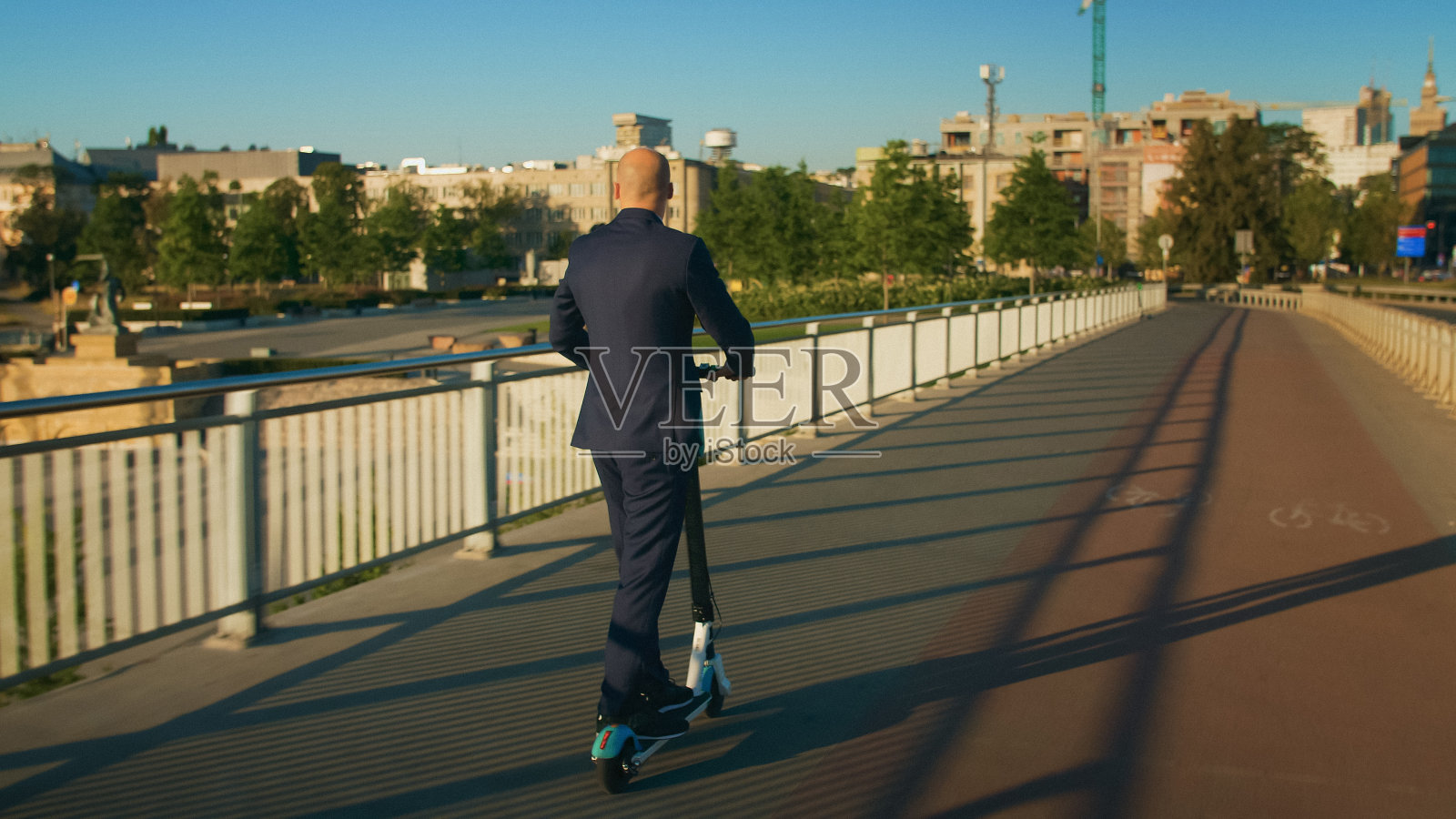 商人戴着面具骑摩托车。过桥。市内交通安全照片摄影图片