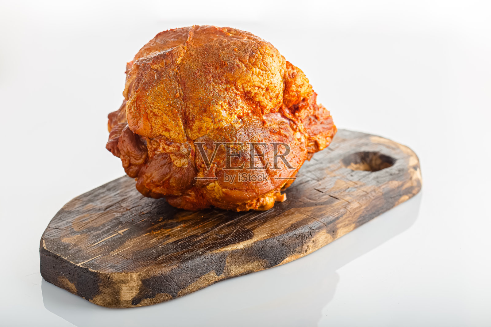 自制的烤火腿躺在一块古老的木板上，不同的视角，在一个孤立的白色背景上照片摄影图片