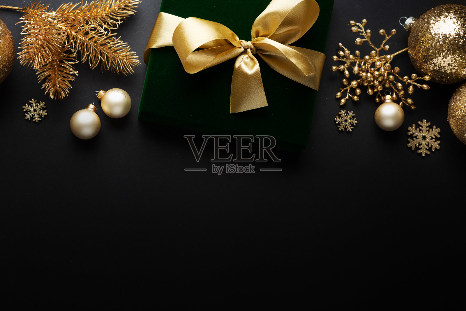 圣诞金色装饰在黑暗里照片摄影图片