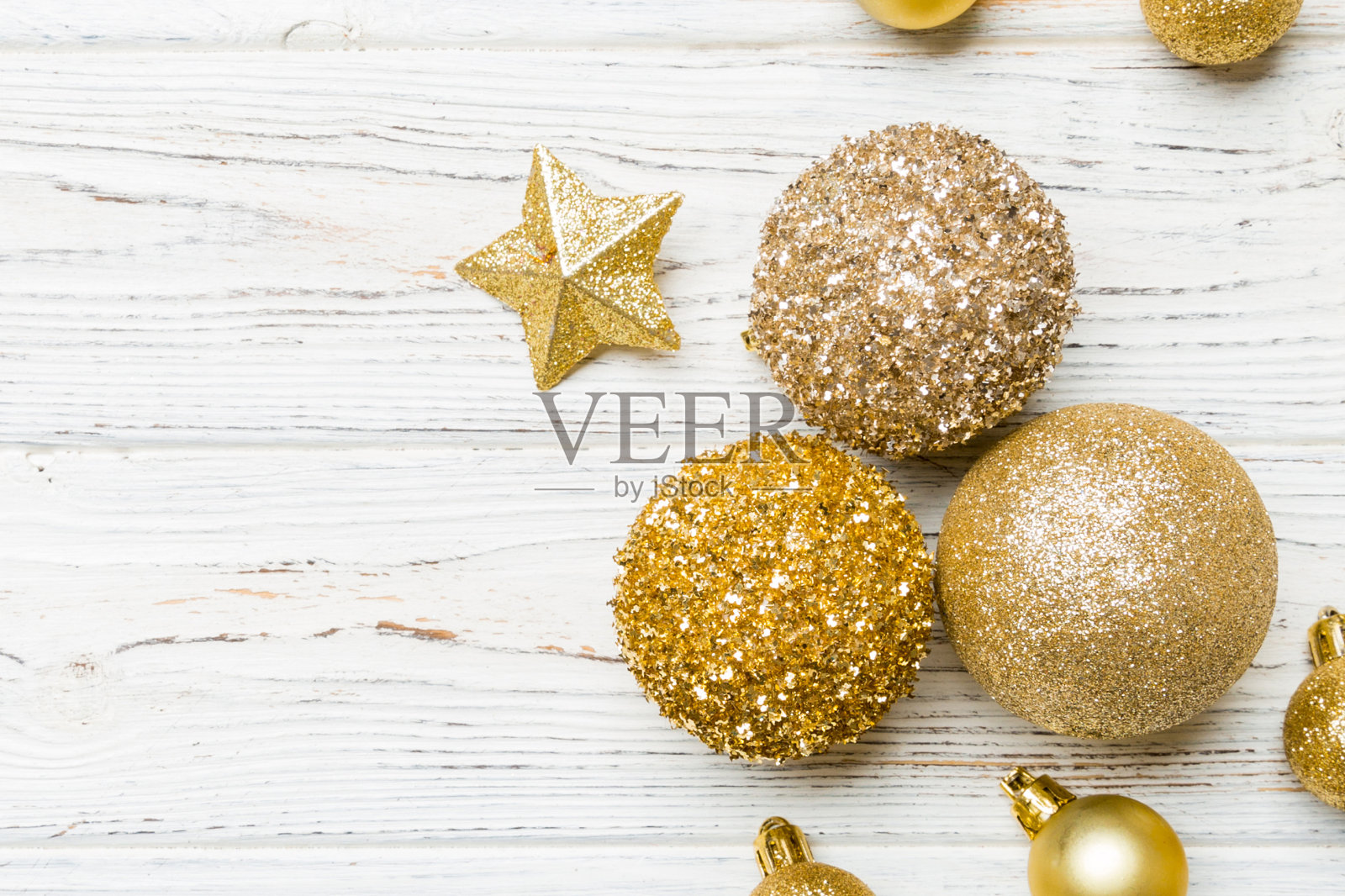 俯视图的节日冬季组成木质背景与空空间为您的设计。圣诞装饰品。新年的概念照片摄影图片