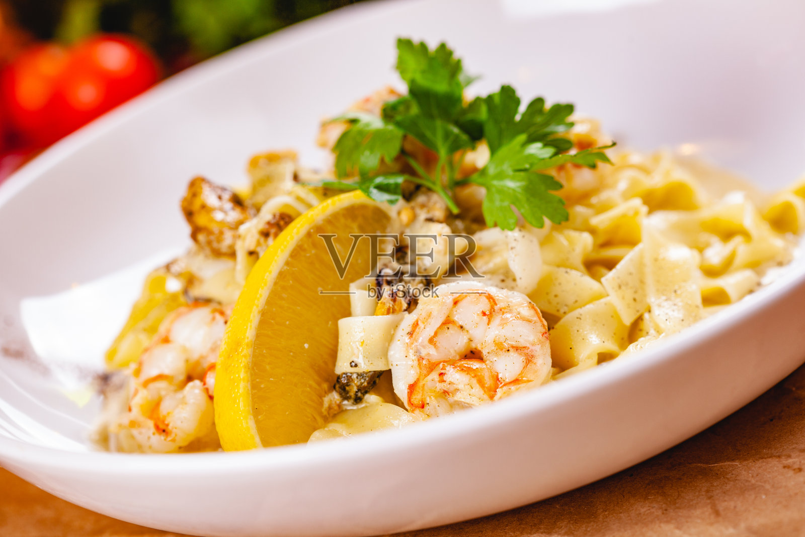 白色盘子上的意大利通心粉和海鲜。近距离照片摄影图片