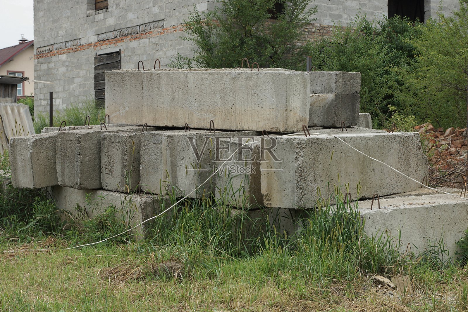 大自然中一堆古老的混凝土板照片摄影图片