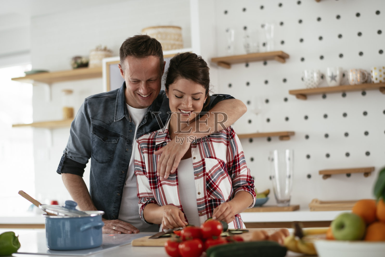 夫妻俩在做沙拉照片摄影图片