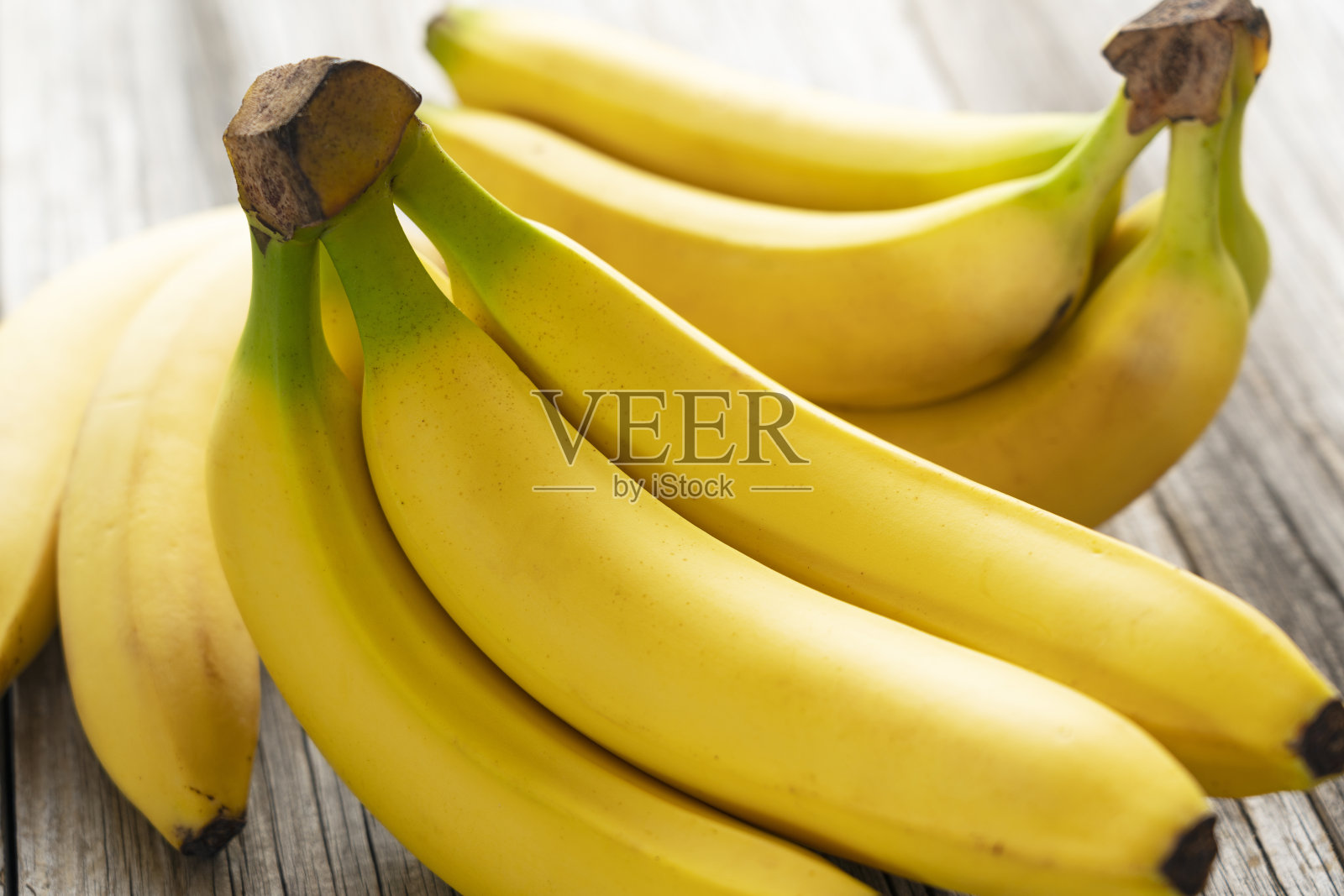 一个香蕉放在一个旧木板上的特写照片摄影图片
