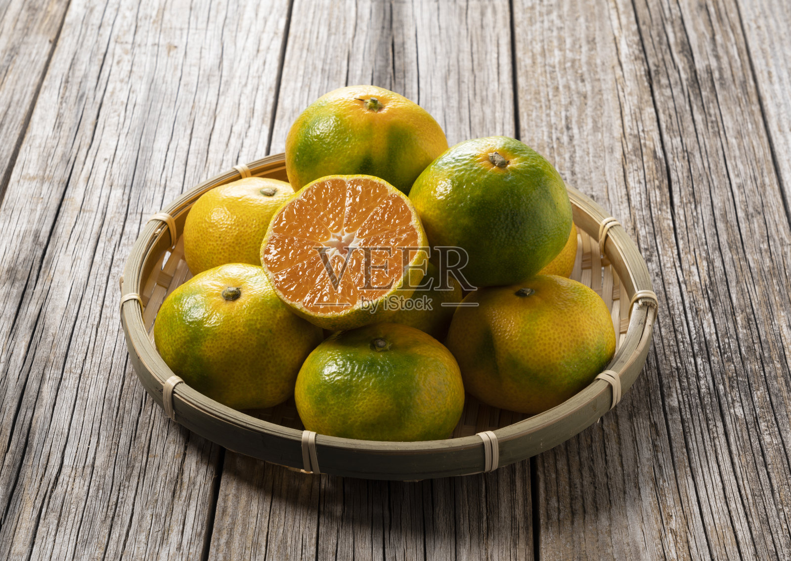 旧背景下的日本瓦西里米兰照片摄影图片