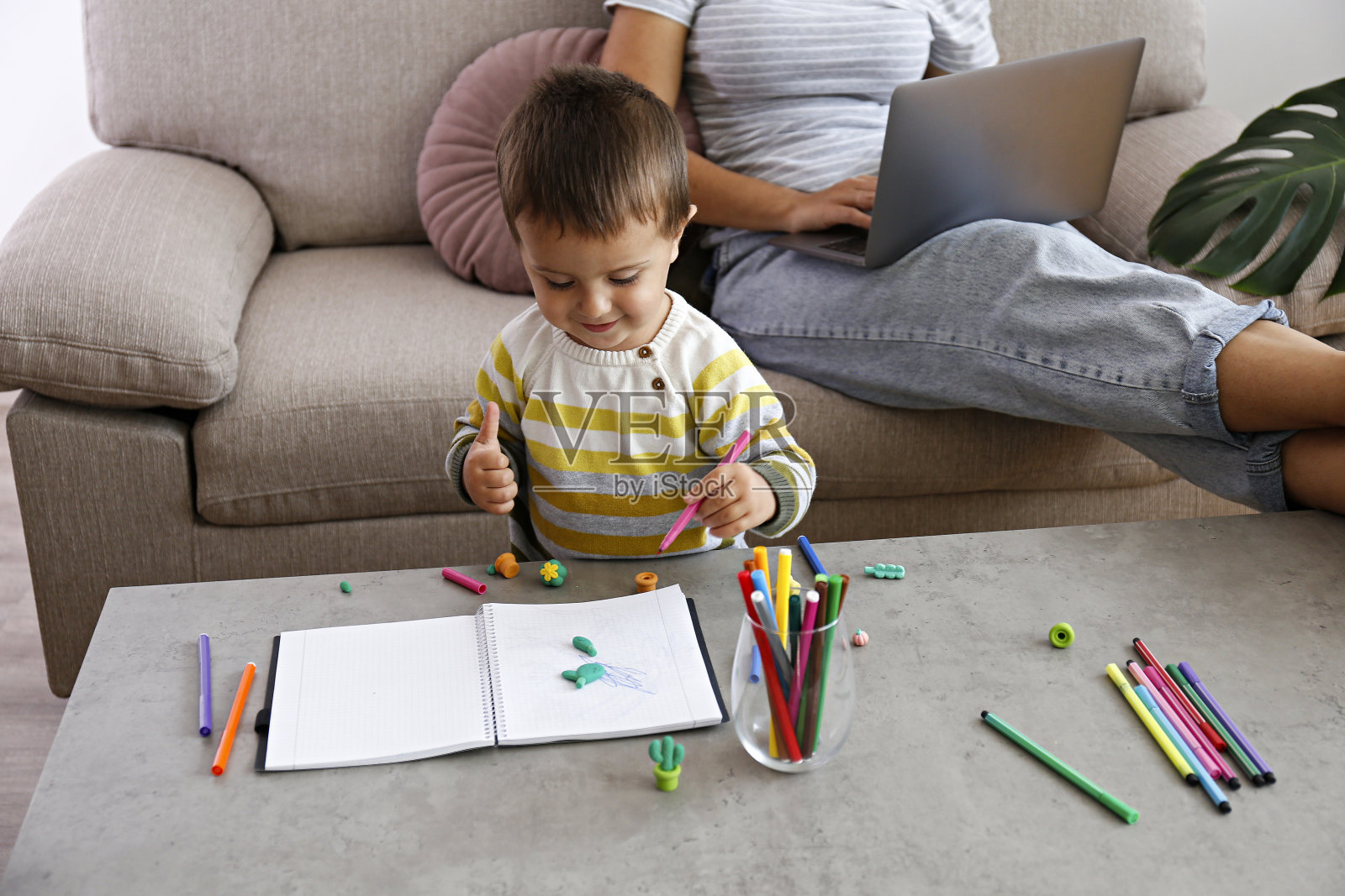 黑发女人和她的孩子。照片摄影图片
